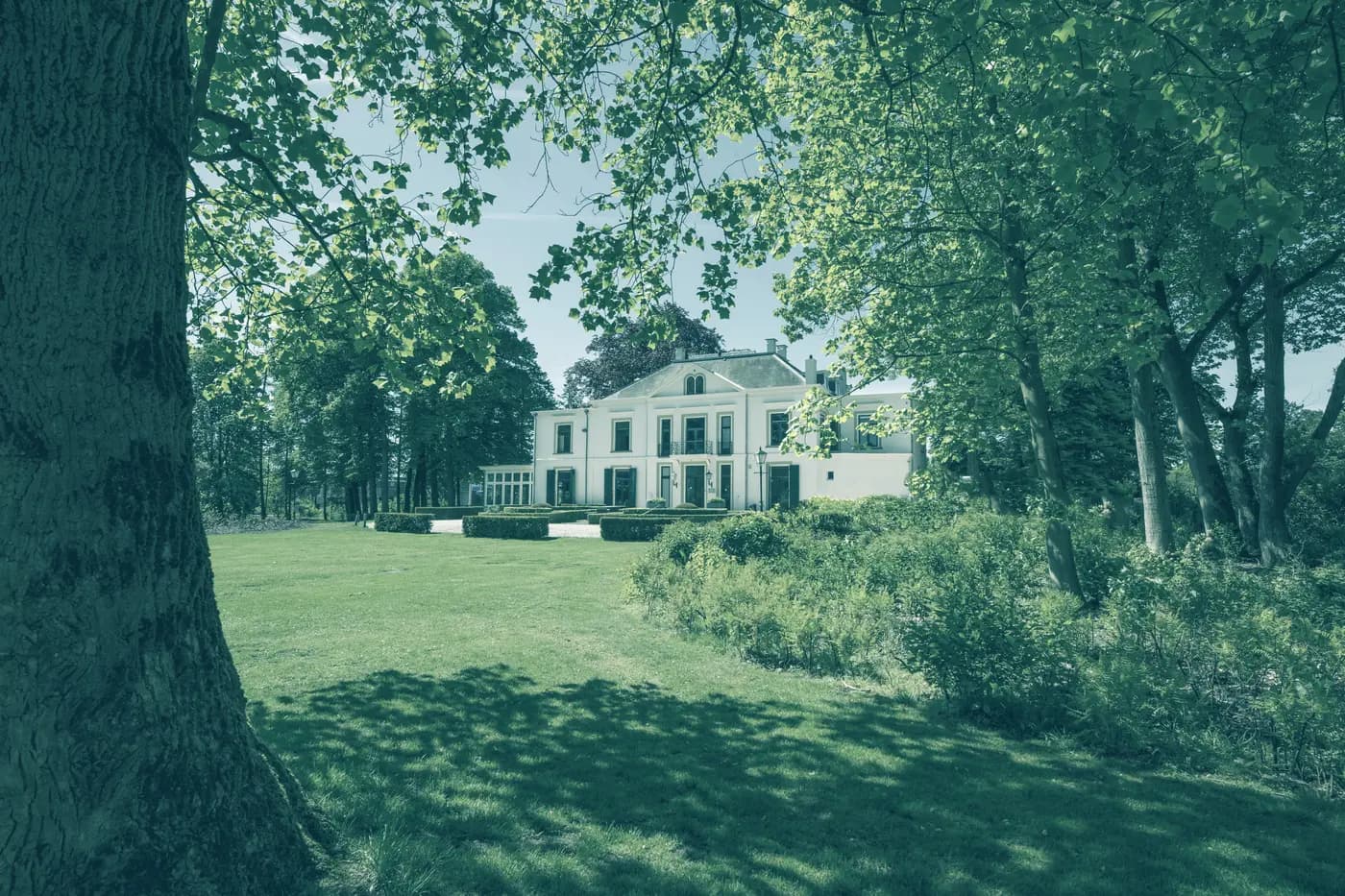 The main building of Landgoed Bloemenheuvel, seen from the garden